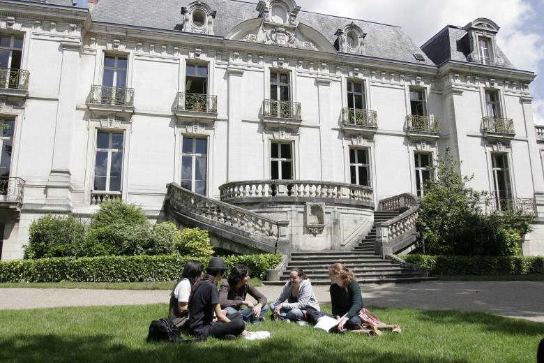 Institut de Touraine - Jardin devant l'école