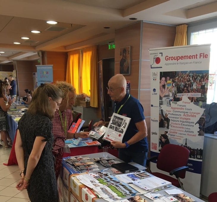 GFLE-2019-stand-congres-FIPF-Athenes Programme Lives Accent Français